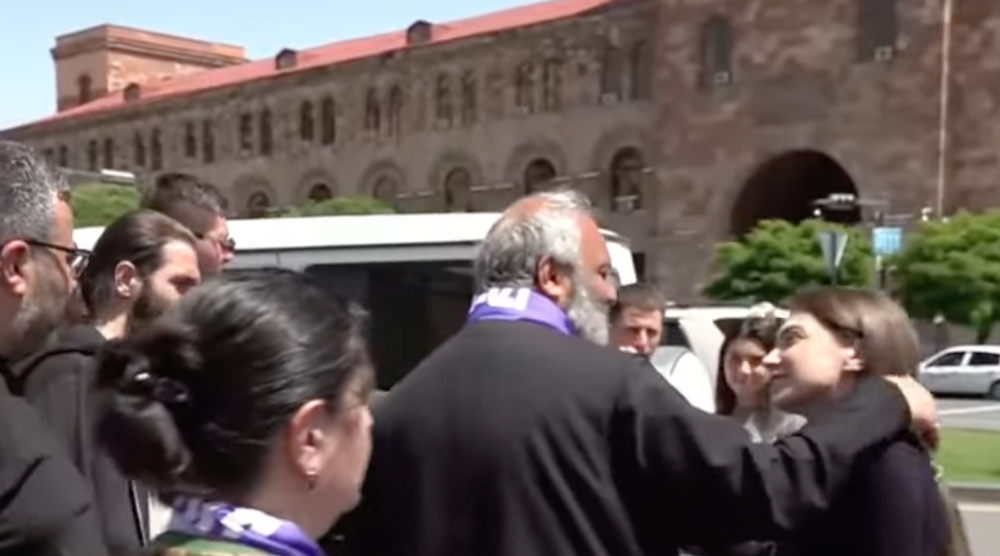 ՈւՂԻՂ. Բագրատ Սրբազանը ներկայացնում է այսօրվա և վաղվա անելիքները. Սրբազան շարժումը Հանրապետության հրապարակում է