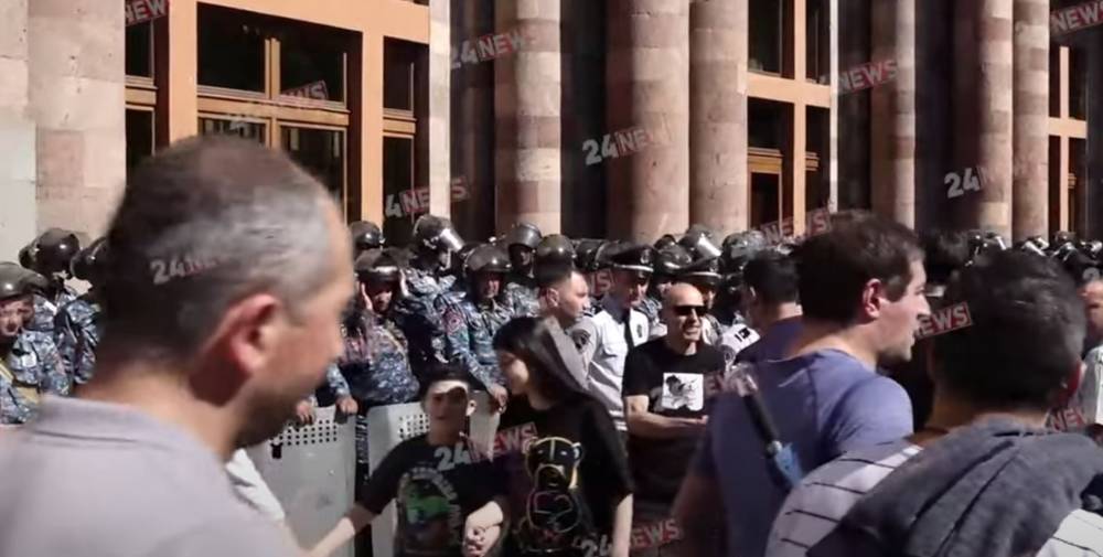 Երևանի կենտրոնը լցվել է ոստիկանական ուժերով ու հատուկ տեխնիկայով՝ Սրբազանի հանրահավաքին ընդառաջ