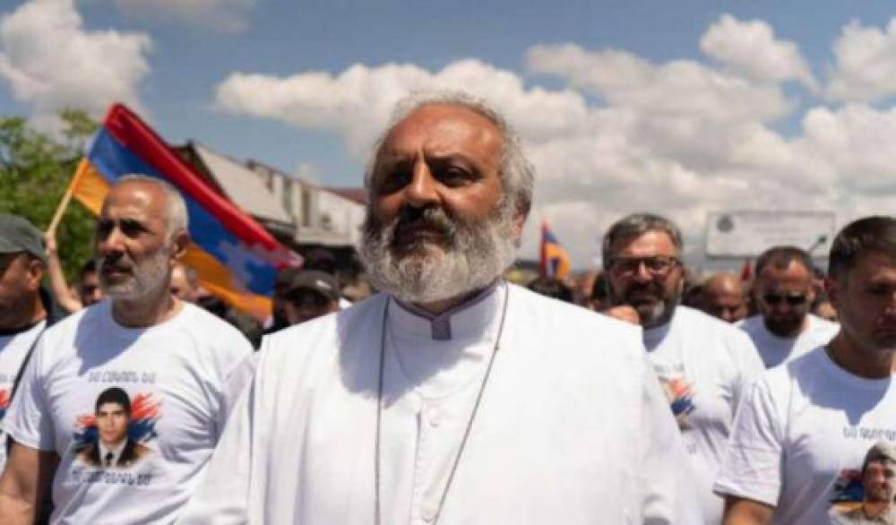 Ներքաղաքական օրակարգը թելադրում են Բագրատ սրբազանն ու շարժումը․ «Հրապարակ»