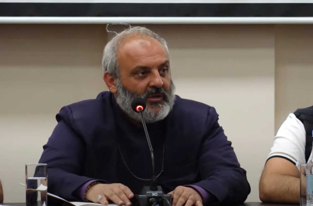 Արցախցիներն այստեղ են տանտիրոջ իրավունքով, տարբեր լինելու զգացում չպետք է մտցվի․ Սրբազանը՝ արցախցիների հետ հանդիպմանը