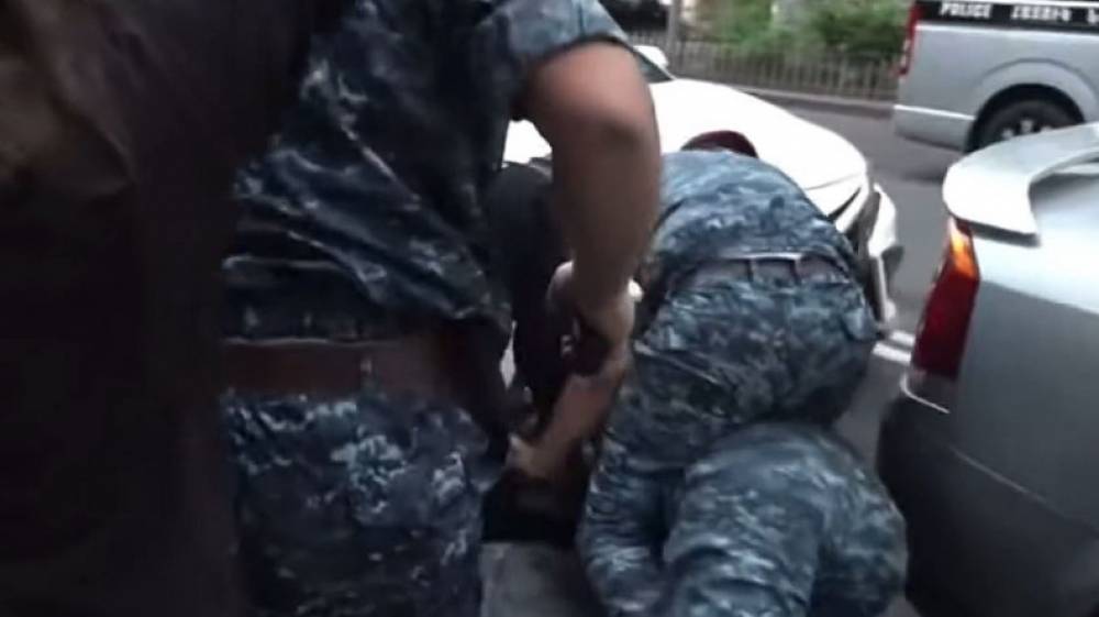Ցուցարարին բերման ենթարկելու համար իրար հեծնող բեռետ տեսա՞ծ կայիք. Ռուբեն Մխիթարյան