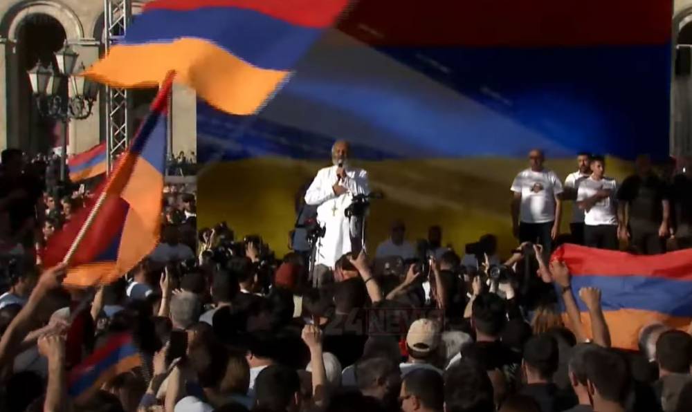 Սրբազանը սկսեց երգել Հայոց Օրհներգը, բազմահազար ժողովուրդը միացավ նրան