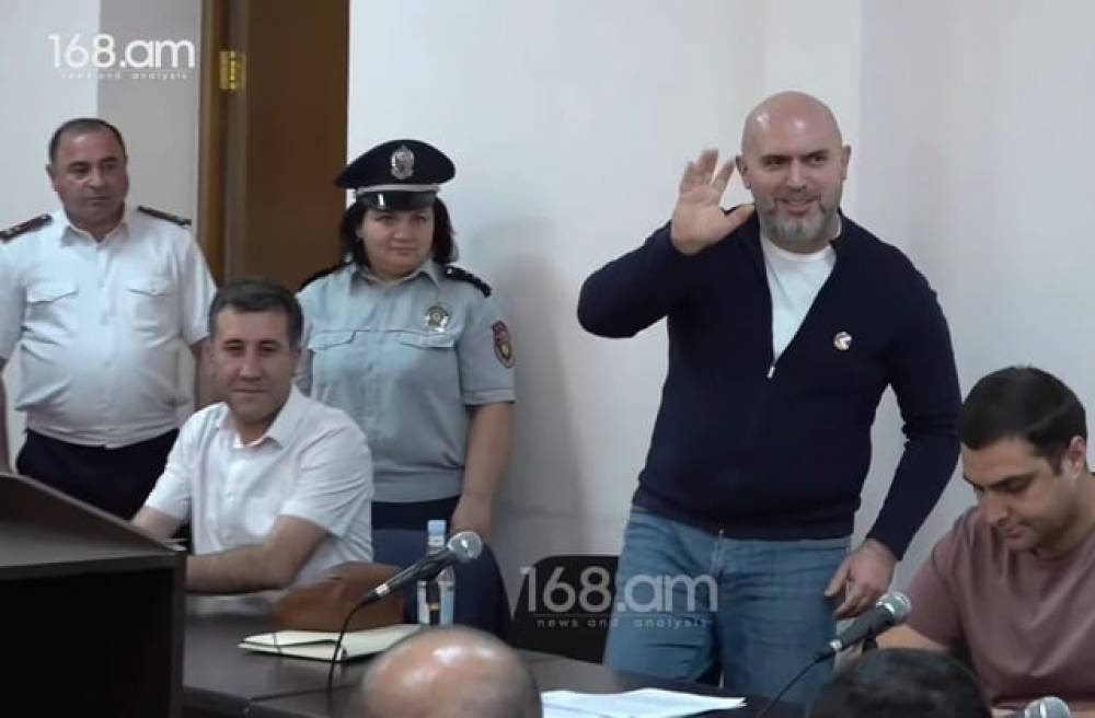 Արմեն Աշոտյանի աջակիցները նրան դատարանի դահլիճում դիմավորեցին ծափահարություններով