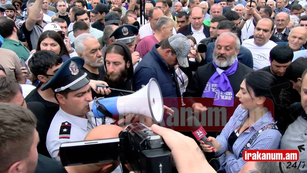 Հետ գնացե’ք, ու՞մ եք պաշտպանում, էդ սուտասանի՞ն, նահանջե’ք. Սրբազանը՝ ոստիկաններին