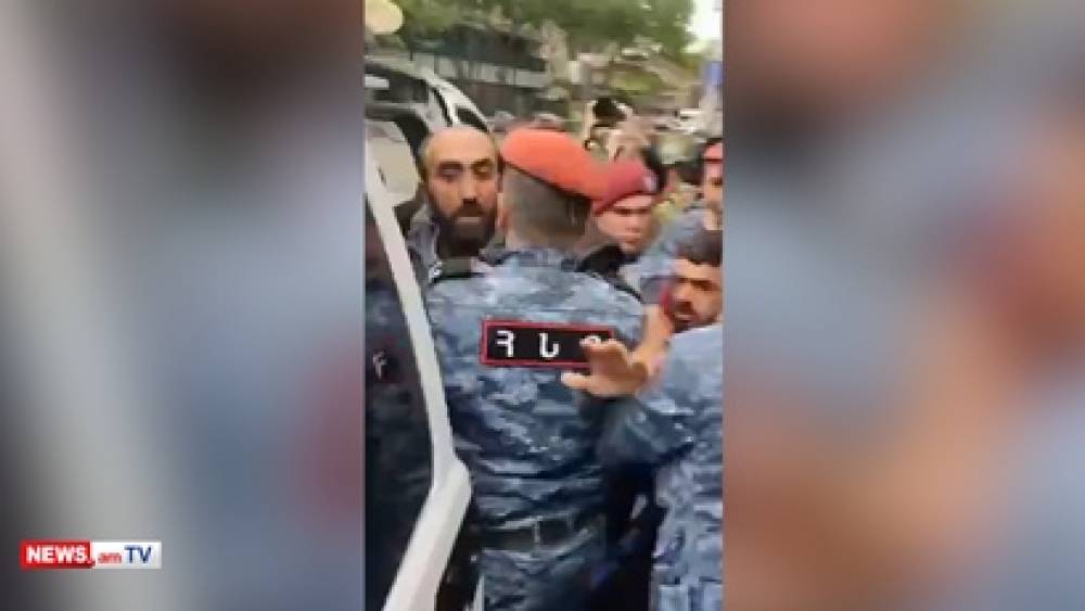 «Ձեռ չտա΄ս ինձ». Ոստիկանները բիրտ ուժով բերման են ենթարկում Երեւանի կենտրոնում ակցիա իրականացնողներին