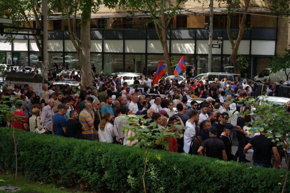 Քաղաքացիները Բագրատ Սրբազանի առաջնորդությամբ երթ են սկսել (տեսանյութ)