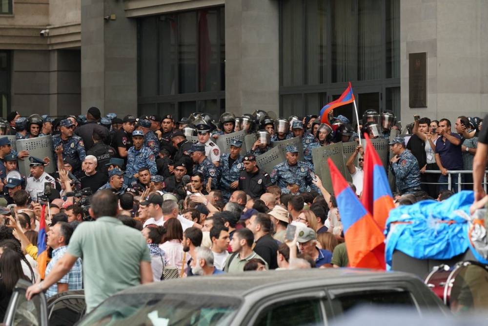 Ոստիկանները սկսեցին ջարդը․ ԱԳՆ-ի դիմաց հավաքված ցուցարարներին մասսայաբար բերման են ենթարկում