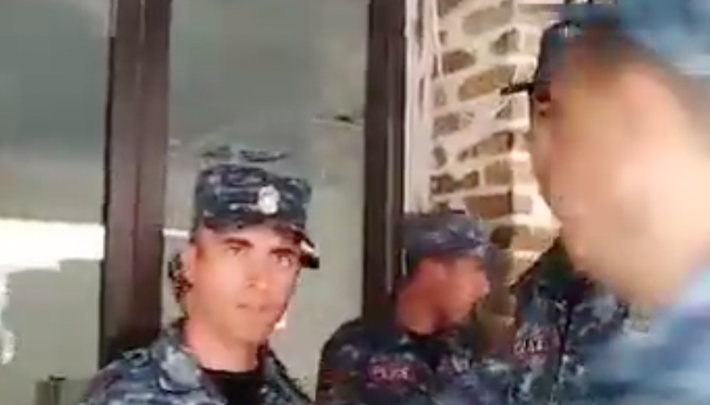 «Սի***իր եղի, Արեւմտյան Ադրբեջանն եմ պաշտպանումը որն ա» Ոստիկանը նյարդայնանում է ցուցարարի հարցից (տեսանյութ)