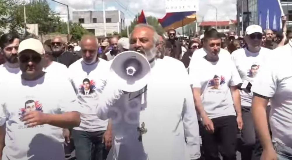 Մեկ միասնական դրոշով՝ եռագույնով, հաղթելու ենք սև ու սպիտակին. Բագրատ Սրբազան (տեսանյութ)