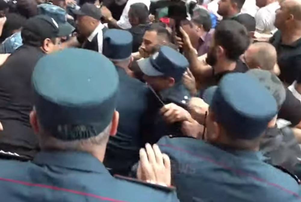 Ոստիկանների բիրտ ուժի հետևանքով քաղաքացու ուշքը գնաց․ ցուցարարները օգնություն են ցուցաբերում
