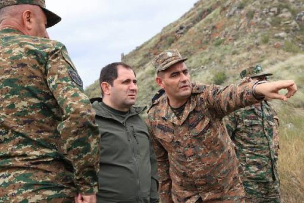 Պապիկյանն այցելել է հանրապետության հարավարևելյան սահմանագոտի, հետևել առաջնագծի կահավորման աշխատանքին