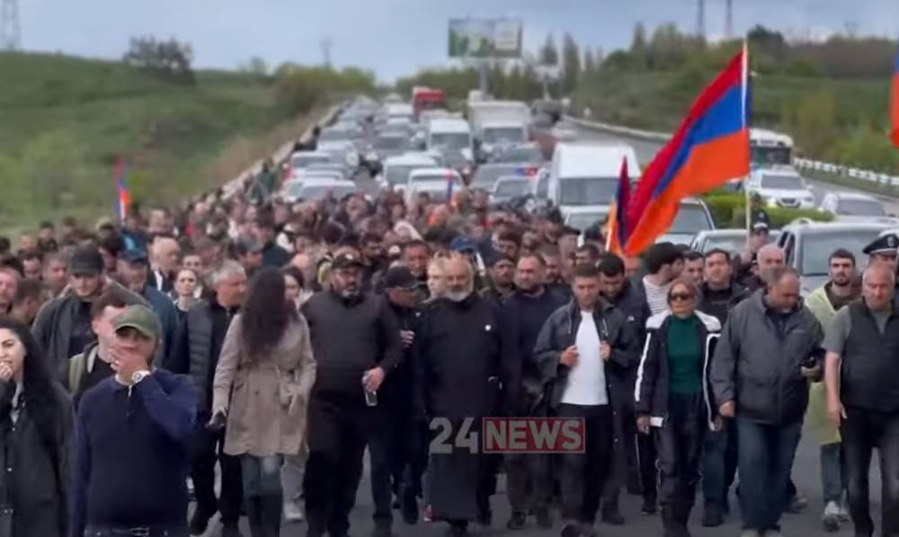 Առջևում ոստիկանական զորքեր են, չտրվեք սադրանքների. Բագրատ Սրբազան