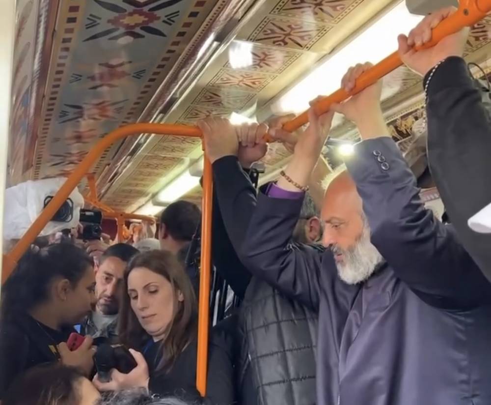 ՈւՂԻՂ. Բագրատ Սրբազանն իր համակիրների հետ մետրոյով գնում է Նժդեհի հրապարակ