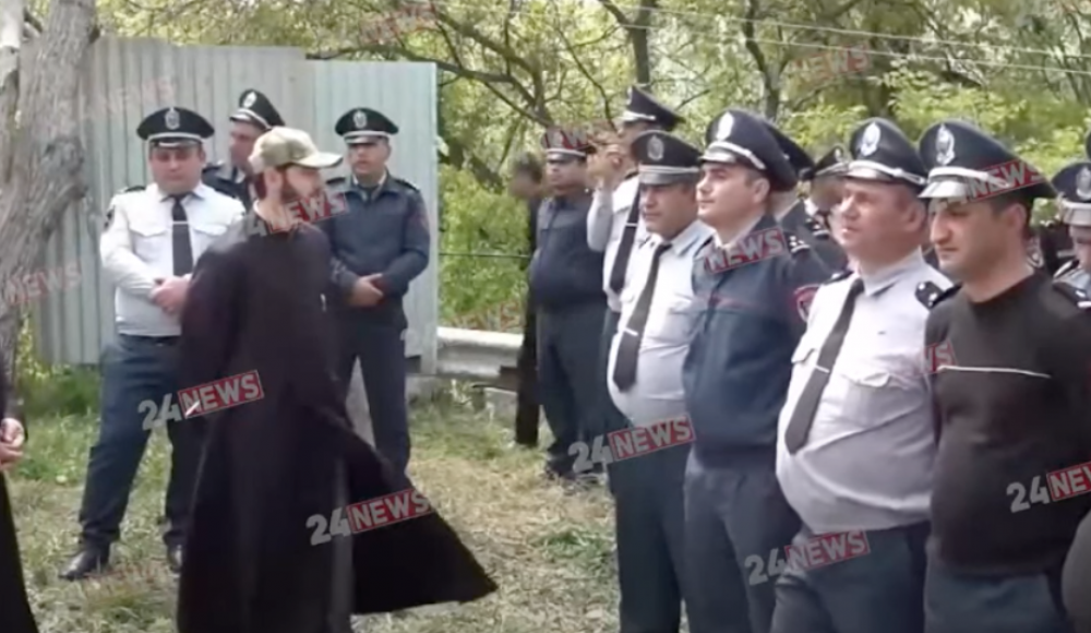 Դուք սատանային եք ծառայում, ոչ թե Հայաստանին. հոգևորականը՝ ոստիկաններին