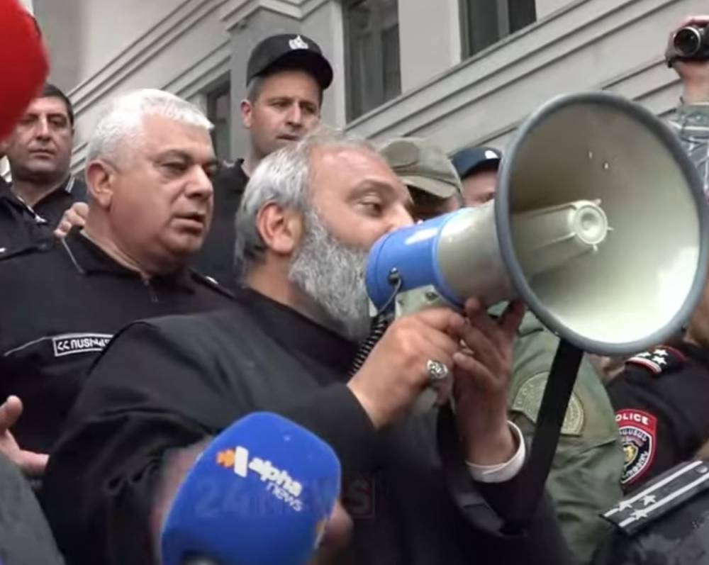 Ոստիկանությու'ն, սա նախերգանքն էր, ստանալու եք, ուզում եք ուժով՝ թող էդպես լինի. Սրբազան