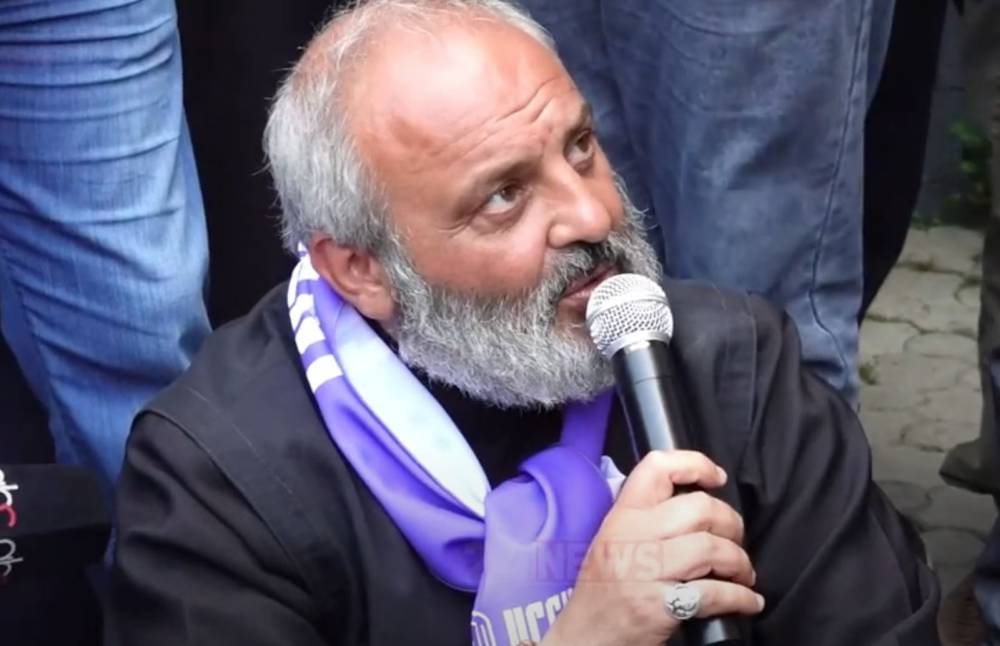 Ձեռքդ կտրե՞լ ես, եթե սրա պատասխանները տա, լուրջ կընդունենք իր ասածները, հիմա անլուրջ է. Սրբազան