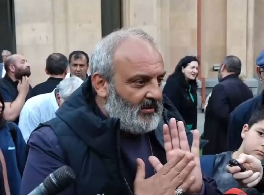 Քաղաքականությունը առևտուր է, դրա համա՞ր են երկիրը վաճառել. Սրբազանը` Ալեն Սիմոնյանի խոսքերի մասին