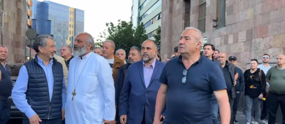 ՀԻՄԱ․ Բագրատ Սրբազանի առաջնորդությամբ երթի մասնակիցները մտնում են Հանրապետության հրապարակ