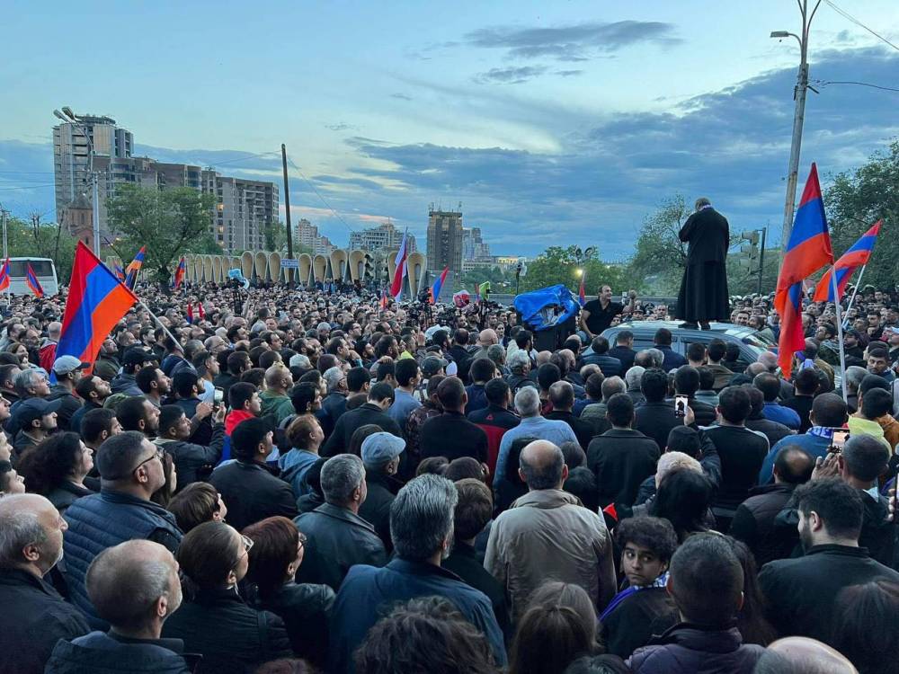 Փաշինյա՛ն, բաց, քննարկելու թեմա ունենք միասին․ Սրբազանը՝ Կառավարական առանձնատան դիմաց