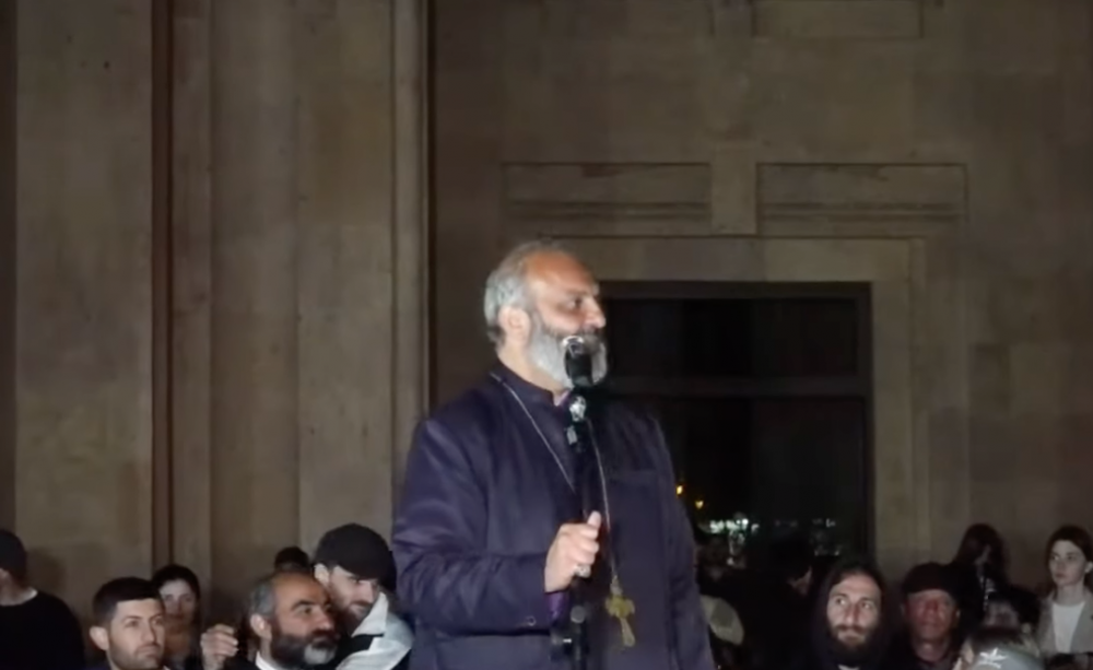 Իրավունք չունի խաբեբան ազատ գործել, այսօր փախավ, չգիտես` որ դռնով, նա չի կարող մեզ ներկայացնել. Սրբազան (տեսանյութ)