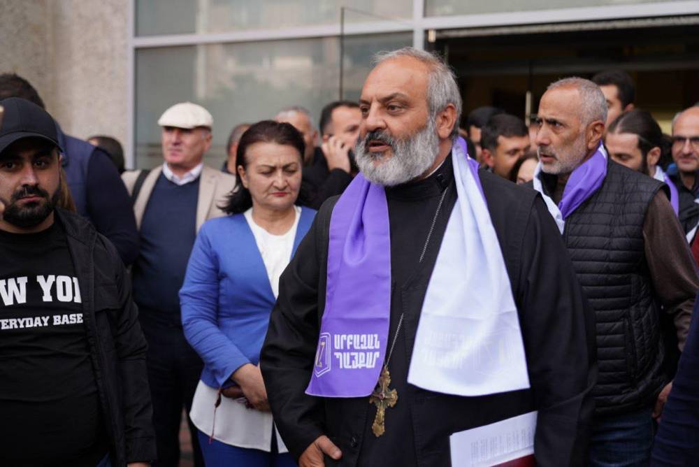 Բագրատ Սրբազան-ի առաջնորդությամբ երթը շարժվում է Հանրապետության հրապարակ