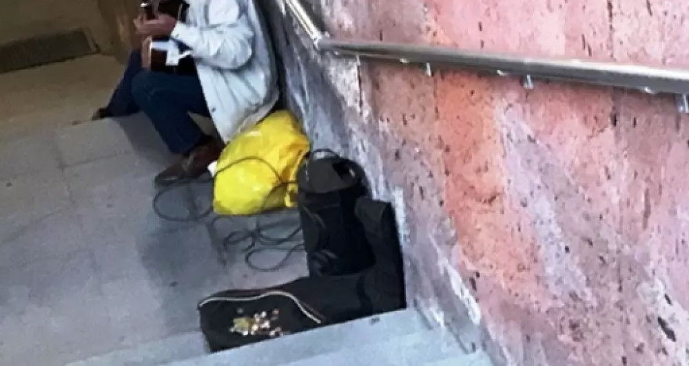 Երևանում 56-ամյա տղամարդը գողացել է փողոցում նվագող տղամարդու՝ մետաղադրամներով լցված արկղը