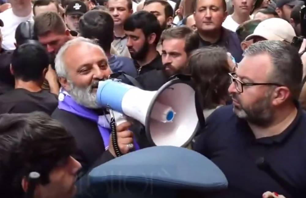 Ձեր ղեկավարությունը երեկ ցույց տվեց, որ տղամարդկություն էլ չունի. Սրբազանը՝ ոստիկաններին
