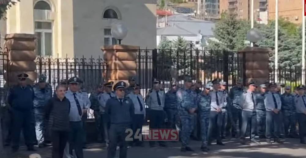 Նախագահականը շրջապատված է ոստիկաններով, ընթանում է Սրբազանի երթը