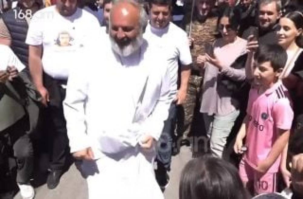 Սրբազան, սրբազան. երեխաները ողջունում են Բագրատ Սրբազանին ու նրա հետ ֆուտբոլ խաղում (տեսանյութ)
