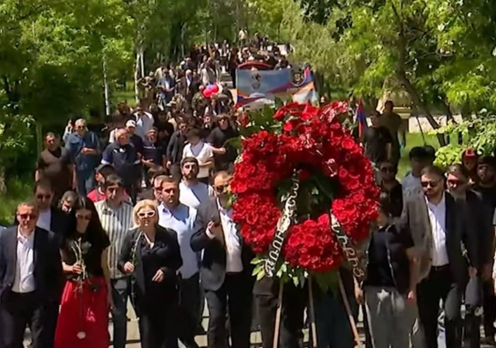 Ծառուկյան ընտանիքի անունից ծաղկեպսակ է դրվել Անմար կրակի մոտ (Տեսանյութ)