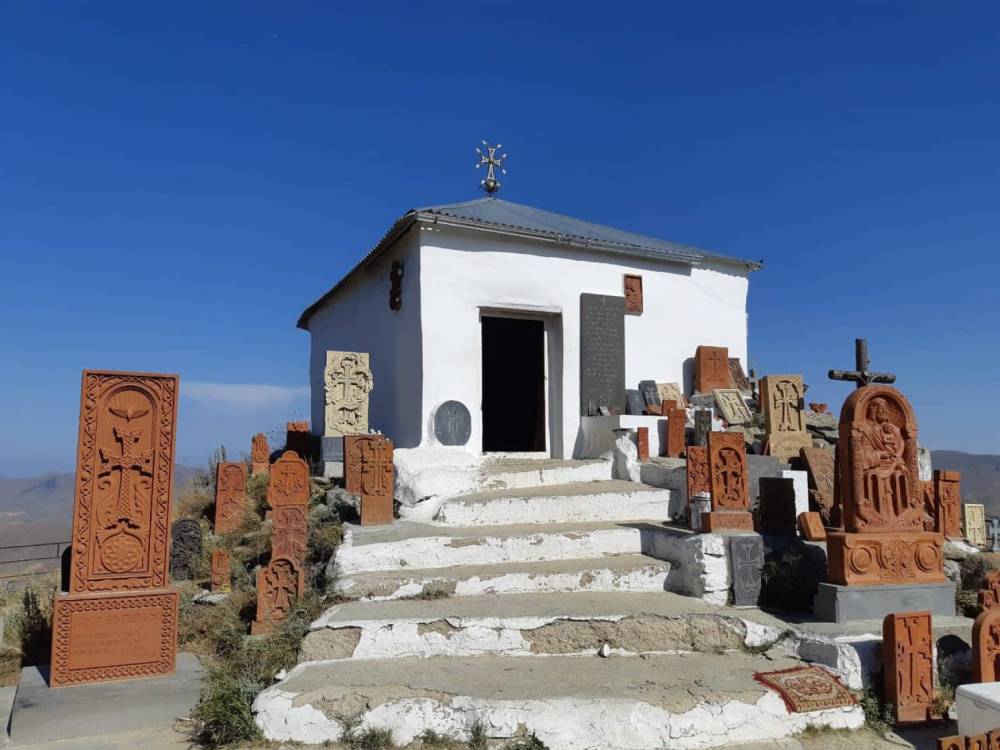 Փրկարարները քաղաքացուն իջեցրել են սարալանջից և մոտեցրել շտապօգնության ավտոմեքենային