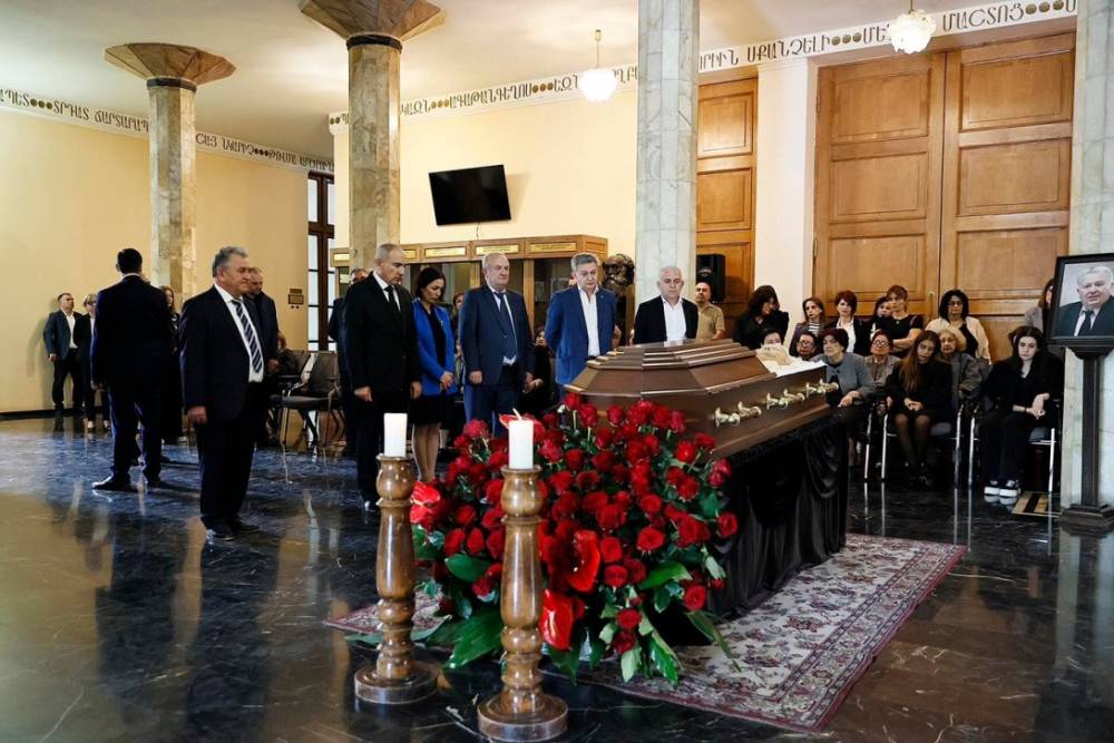 Նիկոլ Փաշինյանը հարգանքի տուրք է մատուցել Ռադիկ Մարտիրոսյանի հիշատակին