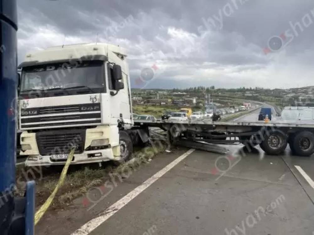 40-ամյա վարորդը բեռնատարով բախվել է երկաթե արգելապատնեշներին, մասամբ փակել երթևեկելի գոտին