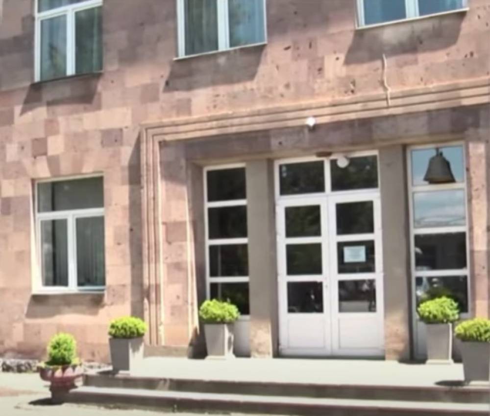 Դպրոցներից մեկում 4-րդ դասարանցիներին ստիպողաբար թմրանյութ տալու գործով 4-րդ մեղադրյալին են հայտնաբերել և որպես խափանման միջոց ընտրել տնային կալանքը