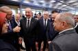 Էրդողանը ձեռքով կանչում է Փաշինյանին ու Ալիևին, այնուհետև ծիծաղելով զրուցում Ալիևի հետ