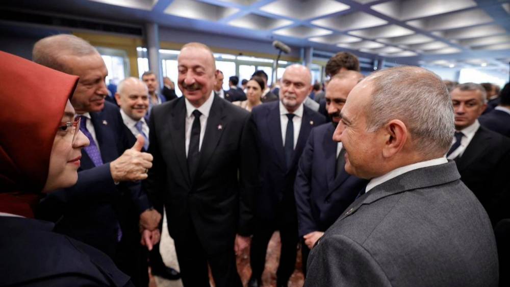 Էրդողանը ձեռքով կանչում է Փաշինյանին ու Ալիևին, այնուհետև ծիծաղելով զրուցում Ալիևի հետ