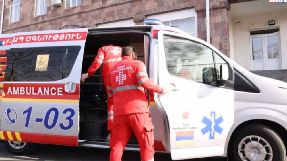 45-ամյա տղամարդը վերցրել է կացինը, անկանոն շարժումներ արել ու նետել շտապօգնության բժշկի ուղղությամբ, նա ձերբակալվել է