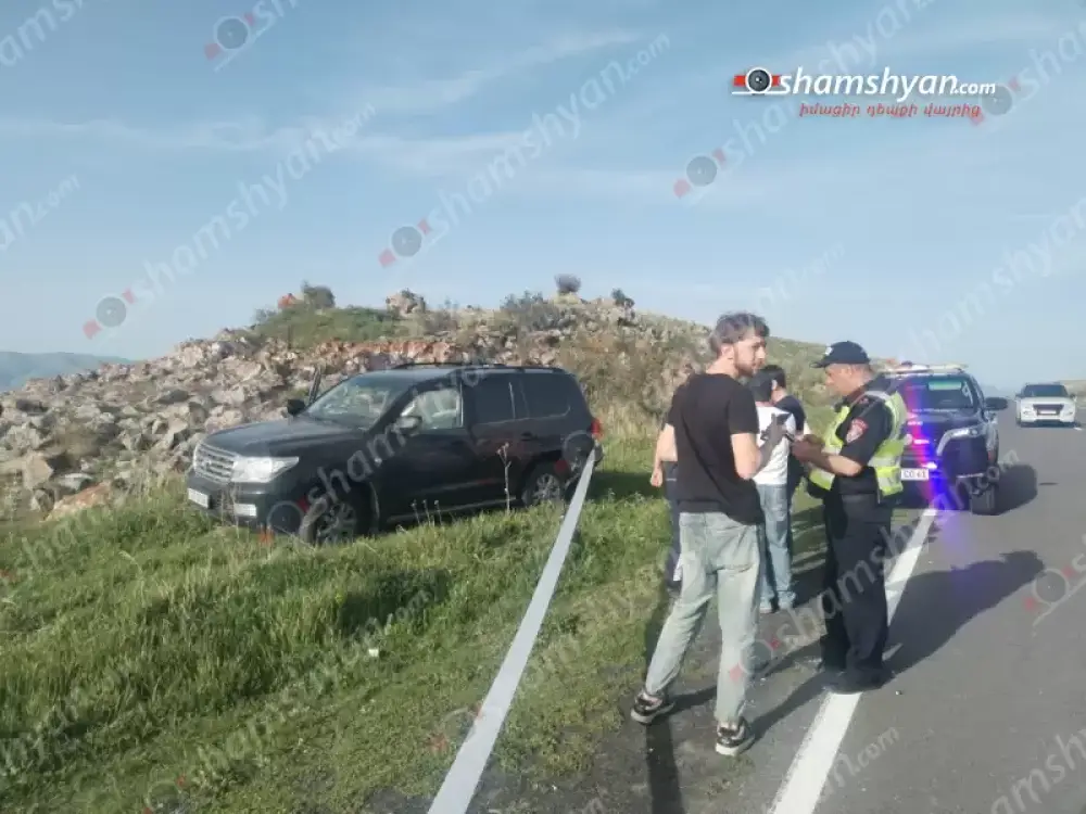 Բախվել են «BMW X5»-ը ու «Toyota Land Cruiser»-ը․ վերջինը հայտնվել է դաշտում․ կա վիրավոր