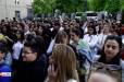 Պուշկինի անվան դպրոցի աշակերտներն ու ծնողները հավաքվել են դպրոցի բակում. սպասում են պաշտոնյաներին (ուղիղ)