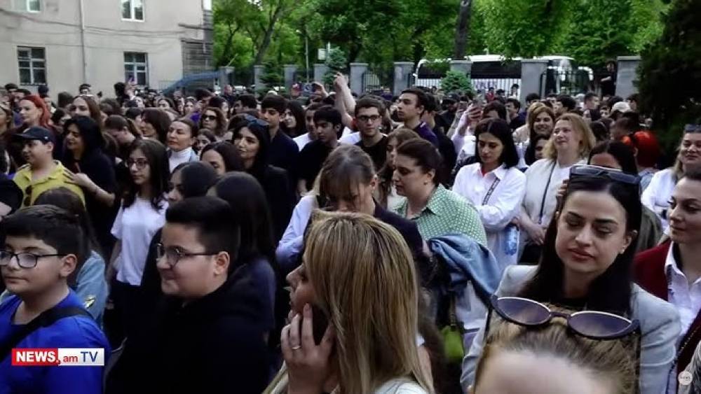 Պուշկինի անվան դպրոցի աշակերտներն ու ծնողները հավաքվել են դպրոցի բակում. սպասում են պաշտոնյաներին (ուղիղ)