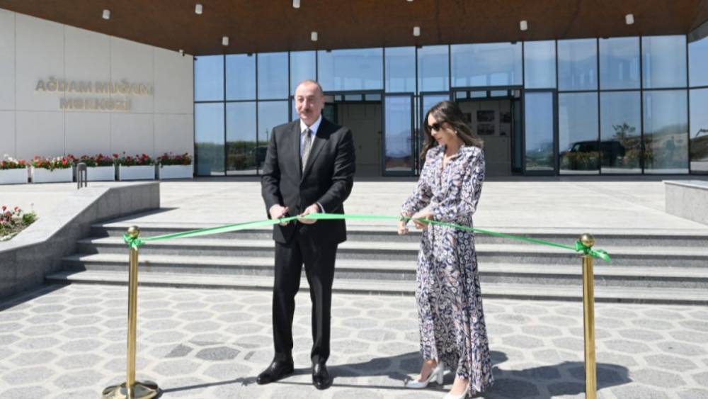 Օկուպացված Ակնայում Ալիևը կնոջ հետ մուղամի կենտրոն է բացել