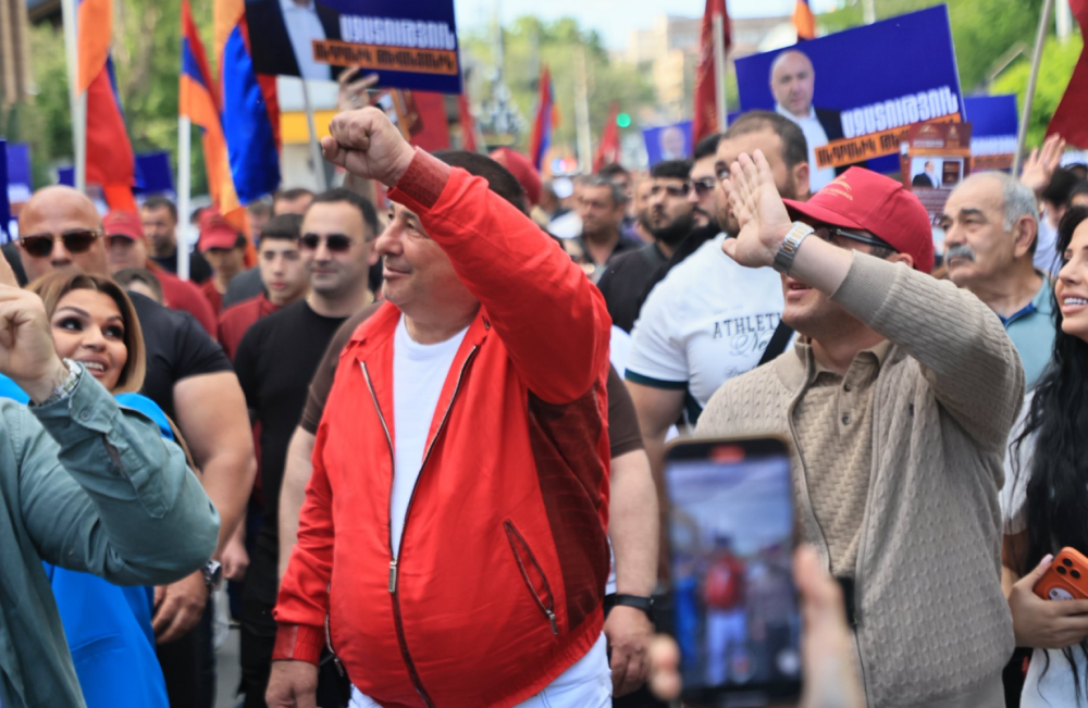 Որձ առյուծը տեղում է, թող «չբզբզան». Գագիկ Ծառուկյան