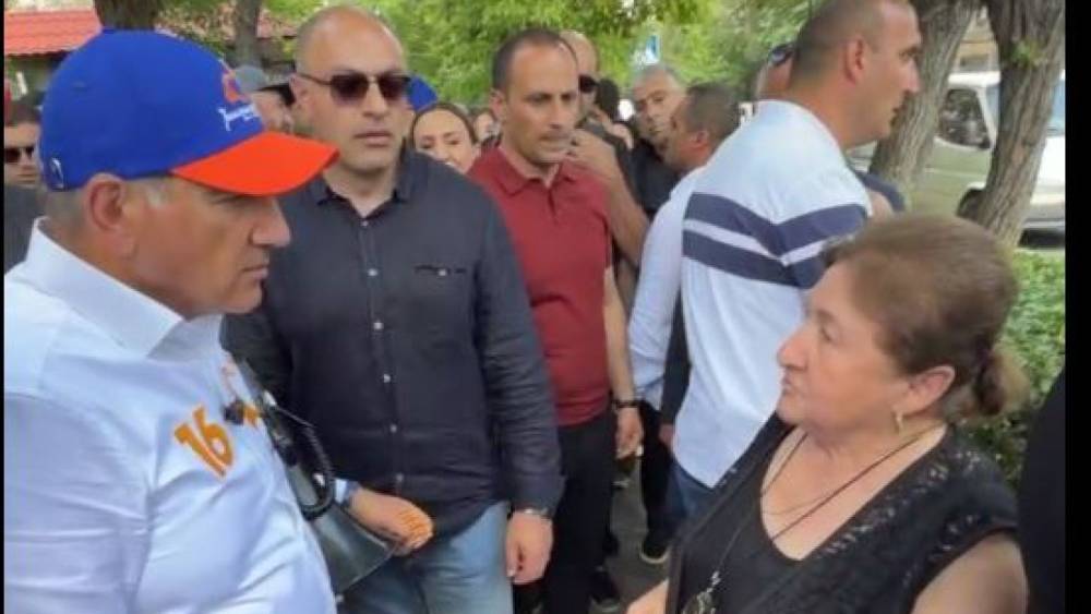Արդեն Արցախը հանձնել եք, հիմա ո՞ր մասերն եք հանձնելու, որ չգնամ, այդտեղ բնակվեմ. արgախgի կինը՝ Փաշինյանին