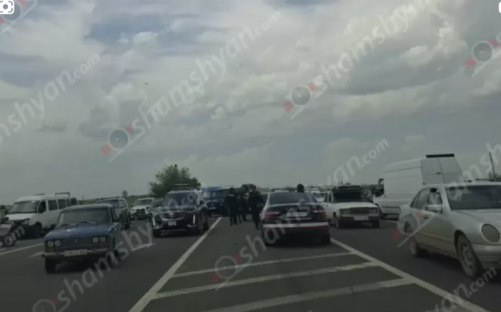 Լարված իրավիճակ. գյուղացիները, ի նշան բողոքի, փակել էին Երևան–Արմավիր ավտոճանապարհը