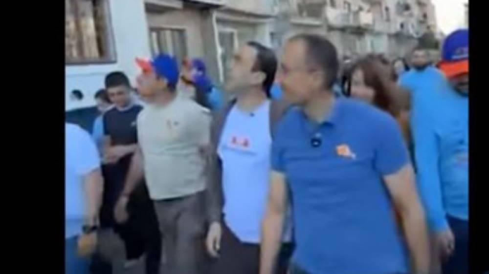 Երևանում պատշգամբից ջուր են լցրել Ավինյանի ու Թորոսյանի վրա
