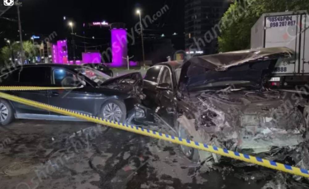 Խոշոր ավտովթար՝ Երևանում. բախվել են «Hongqi»-ն և «Mercedes Maybach»-ը, վերջինս՝ կայանված «Toyota»-ին