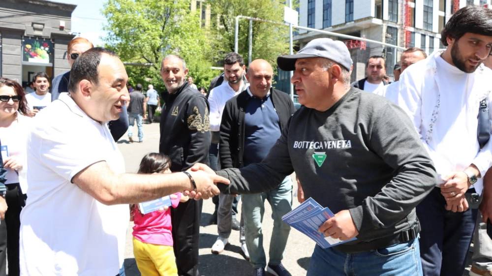 Քանաքեռ- Զեյթունի թաղապետը քարոզում է բնակիչներին ընտրել «Քաղաքացիական պայմանագրին»՝ համար 16