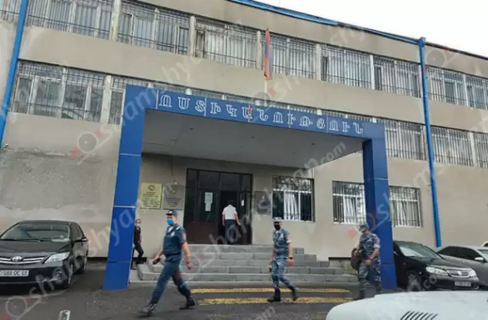 Երևանում թիվ 150 դպրոցի մոտից 23-ամյա երիտասարդը «կտրած-ծակած վերք» ախտորոշմամբ հոսպիտալացվել է