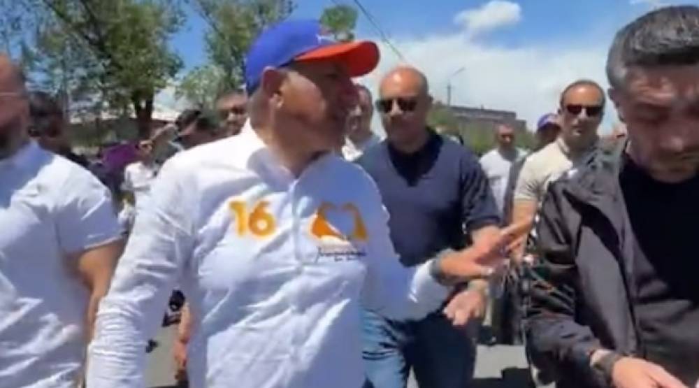 Փաշինյանը` բորբոքված կնոջը. «Խոսելու կարիք չկա, վերապատրաստվեք, աշխատանք կլինի, եթե ոչ՝ ո՛չ»
