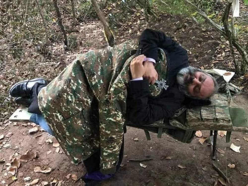 «Շնորհակալություն այն օրերի համար, երբ մեր տղաները դիրքերում էին, իսկ Դուք՝ նրանց կողքին». 44-օրյայի անմահ հերոսների ծնողները՝ Բագրատ Սրբազանին